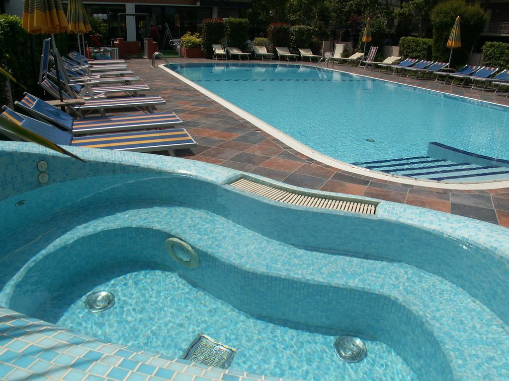 צ'סנטיקו Hotel Prestigio מראה חיצוני תמונה