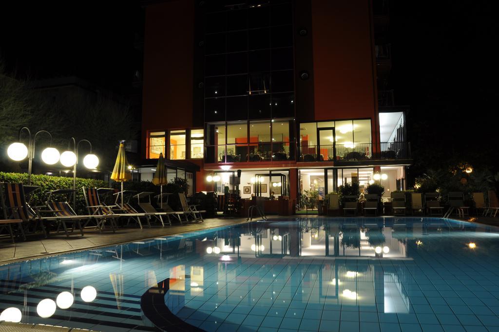צ'סנטיקו Hotel Prestigio מראה חיצוני תמונה